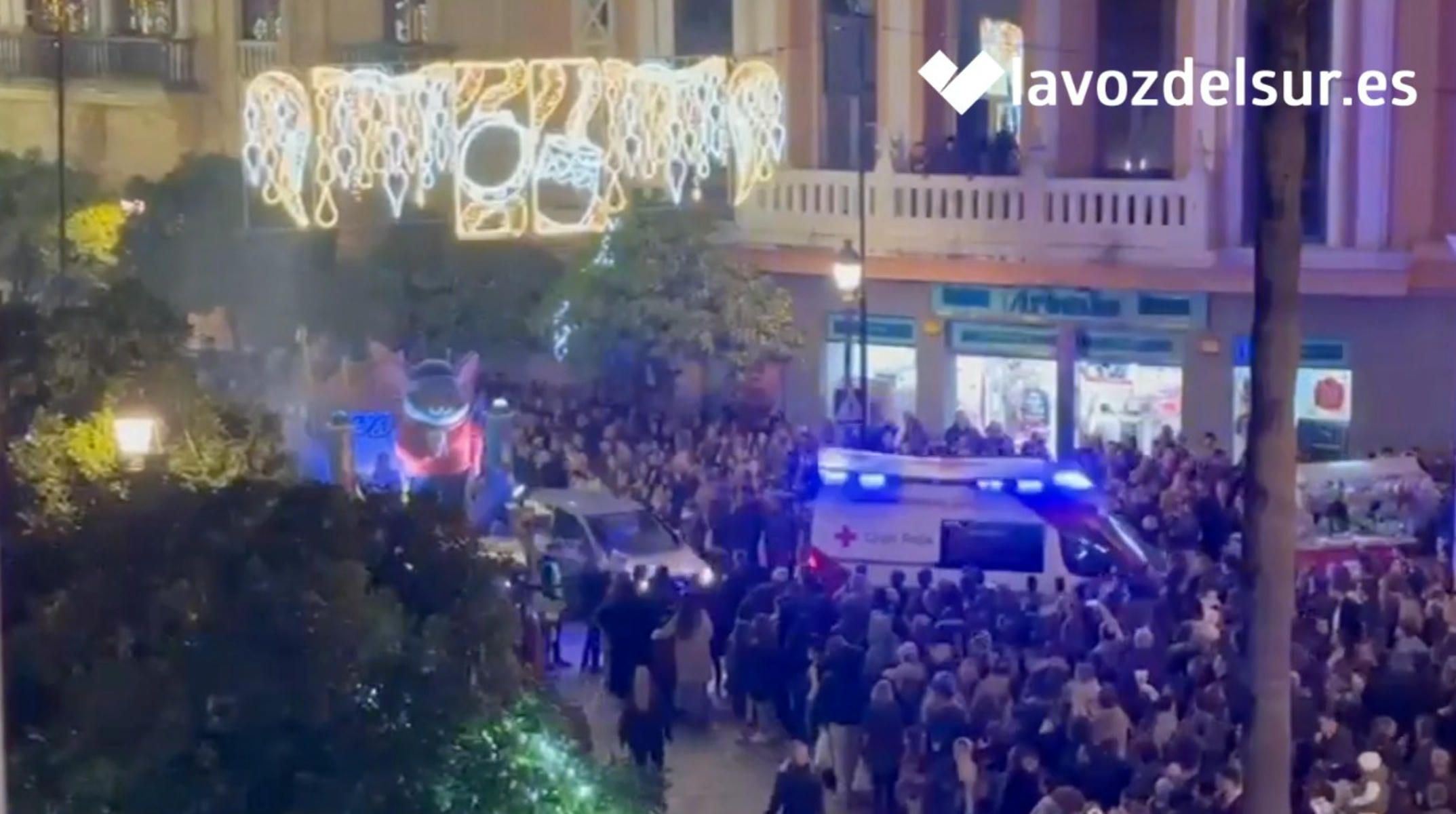 La ambulancia, en la cabalgata de Reyes de Jerez.