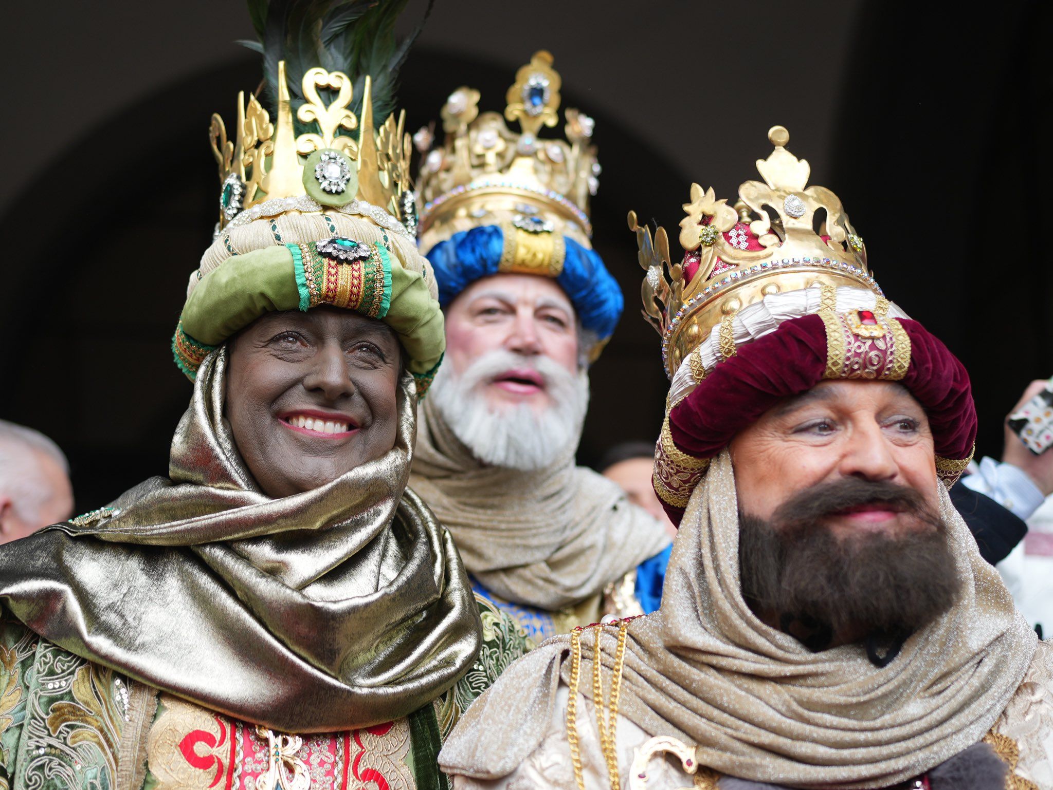 Juanma Moreno, antes de montarse en la carroza.