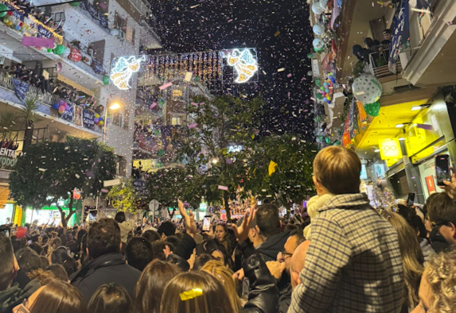 Fiesta en la calle Asunción en Sevilla.