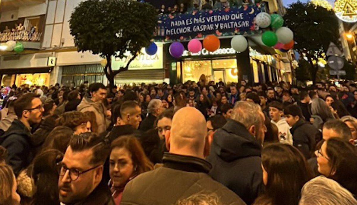 Fiesta multitudinaria en la calle Asunción en Sevilla.