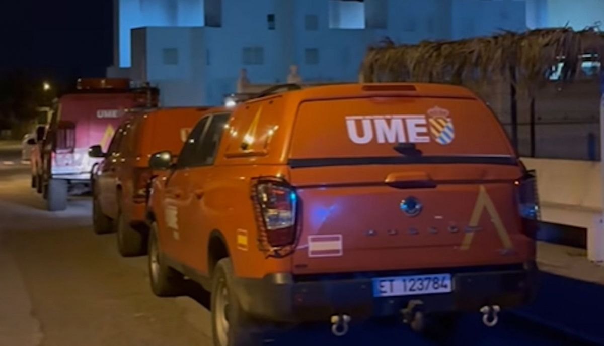 Vehículos de la UME en el entorno del paseo marítimo de Matalascañas.