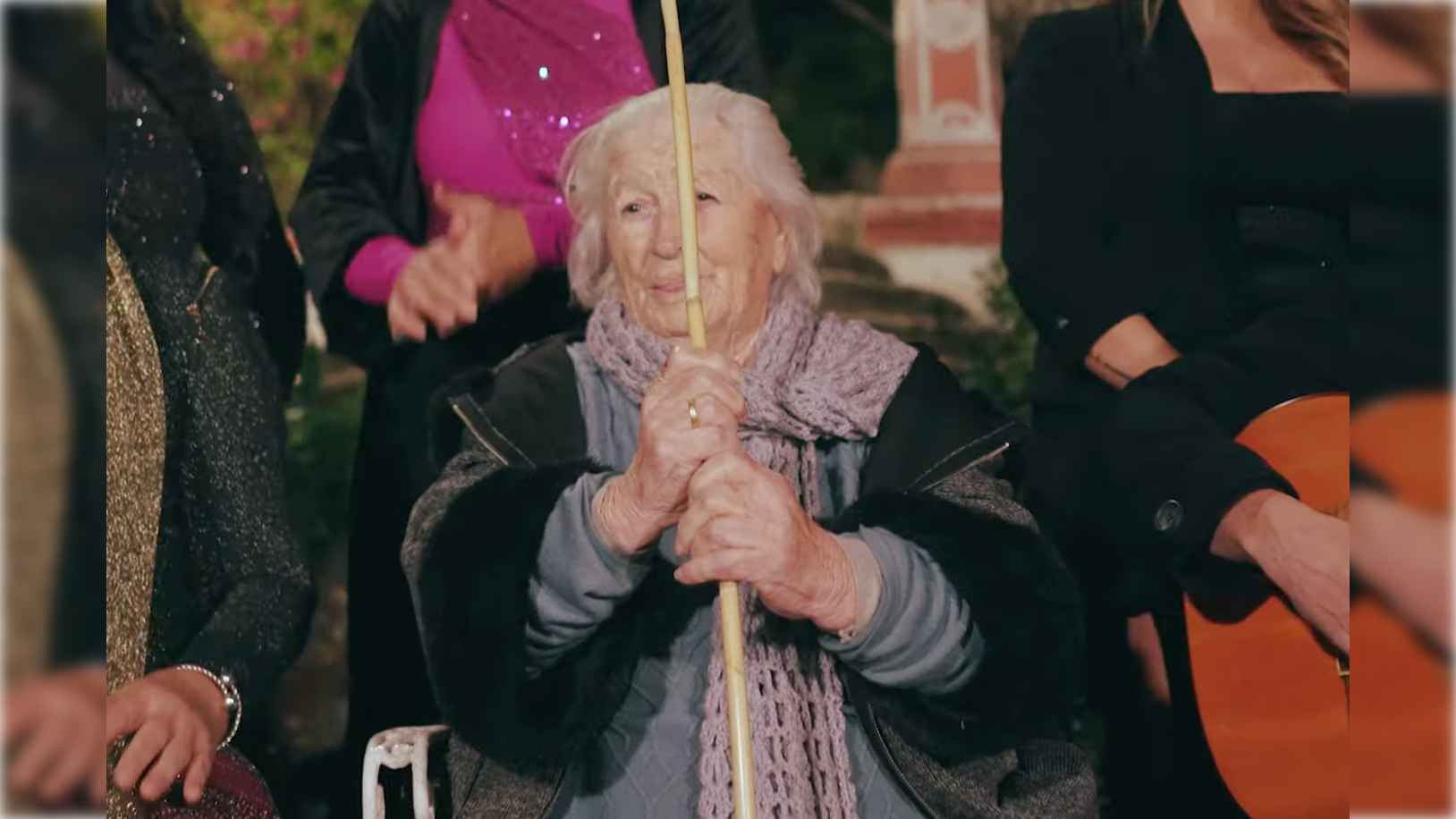 María Palacios, tocando la zambomba con su coro.