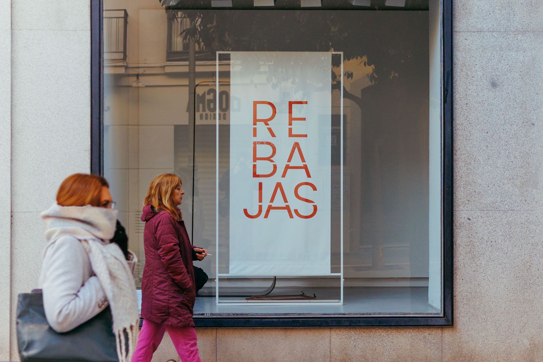 Personas de tiendas durante las rebajas de enero.