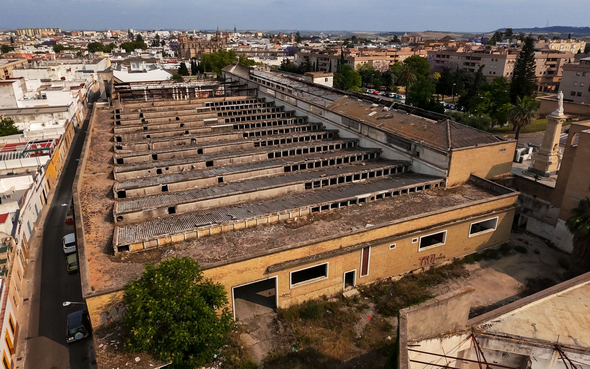 Vista aérea del complejo industrial abandonado desde hace un cuarto de siglo en Jerez.