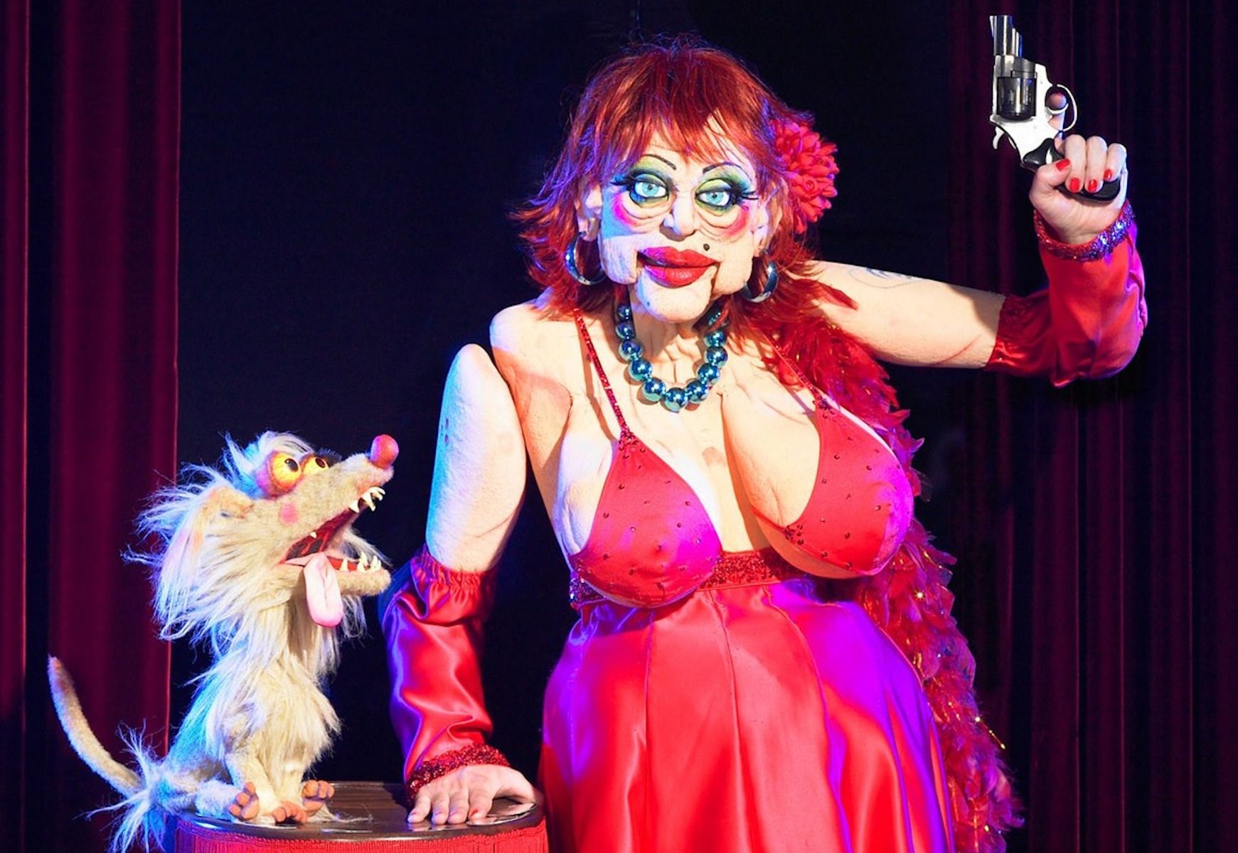 Cartel promocional de 'Es puto' cabaret, uno de los espectáculos en el teatro La Gotera de Lazotea en Jerez. Cartel promocional de 'Es puto' cabaret, uno de los espectáculos en el teatro La Gotera de Lazotea en Jerez.