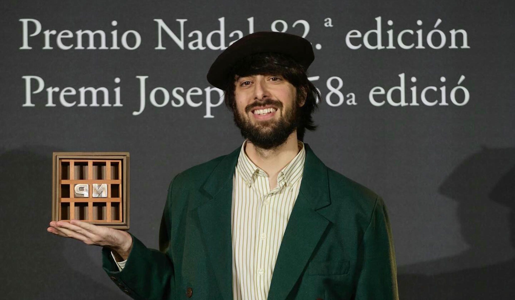 David Uclés posa con el Premio Nadal. David Uclés posa con el Premio Nadal.