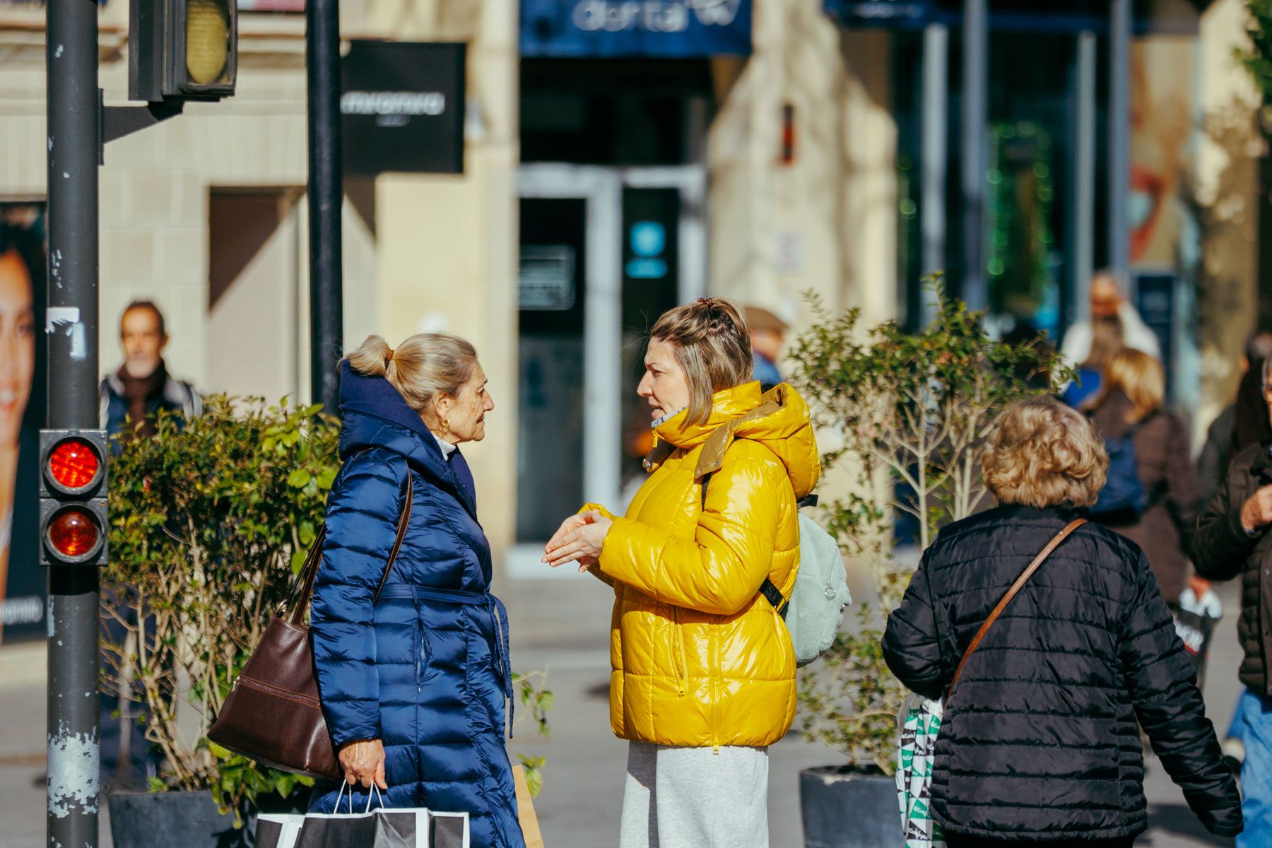 Los andaluces se abrigan para combatir las bajas temperaturas.