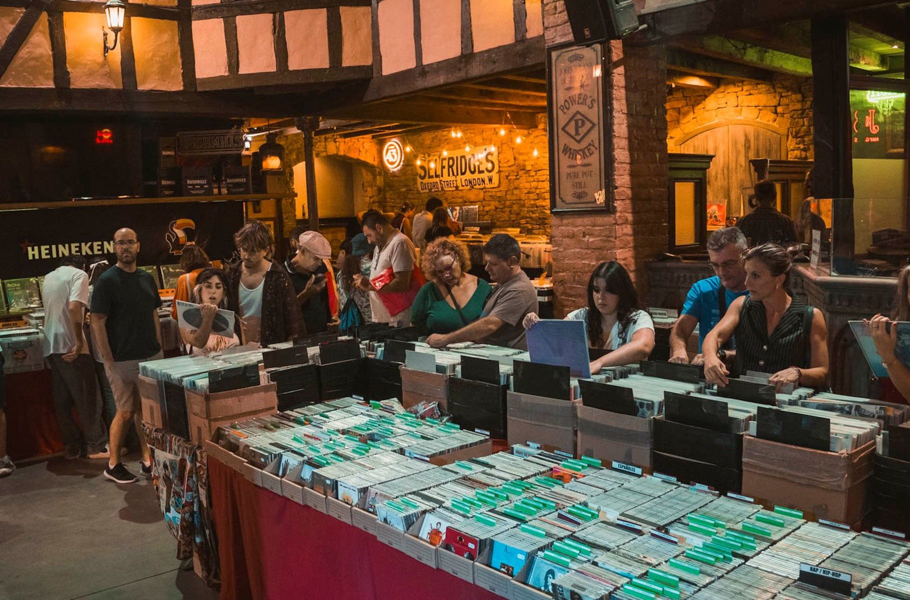 Feria del Disco en Plaza Canterbury en Jerez. Feria del Disco en Plaza Canterbury en Jerez.