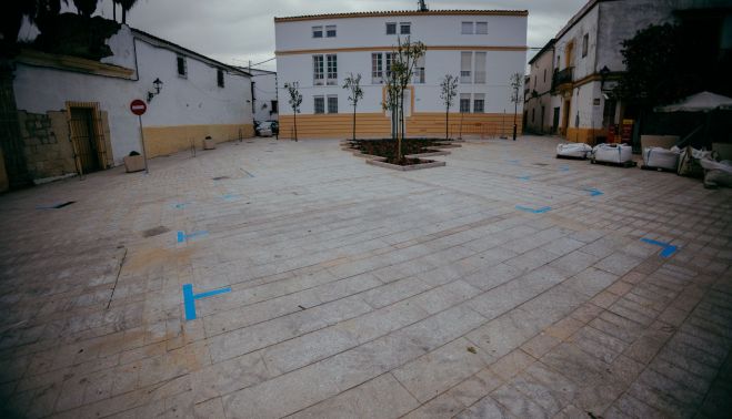La esquina del palacio de San Blas, con una pequeña bolsa de aparcamiento.