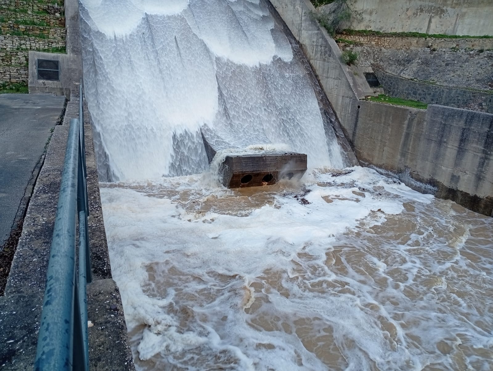 El desembalse del Guadarranque, este miércoles.