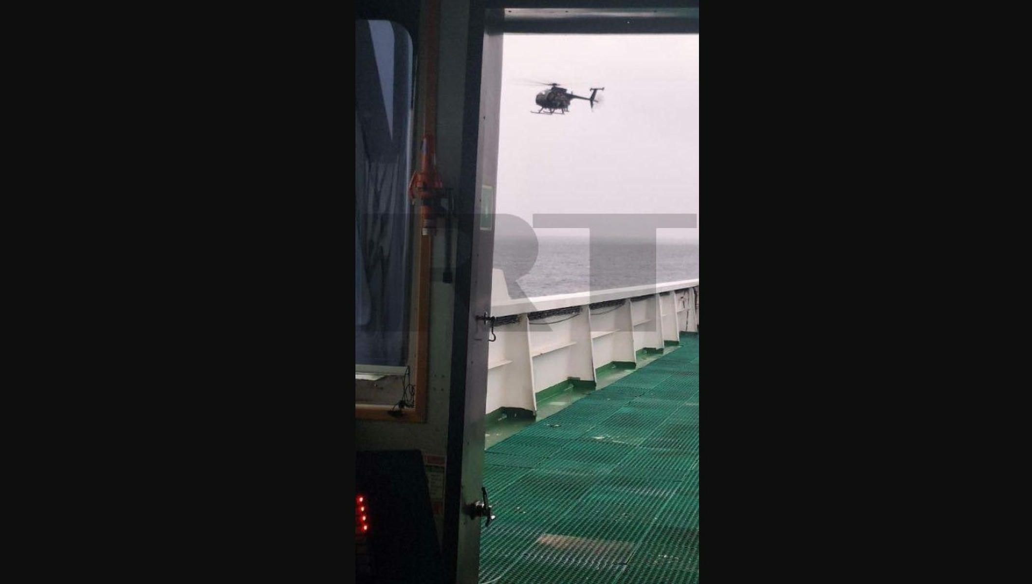 Imagen de un helicóptero abordando el buque ruso iraní.