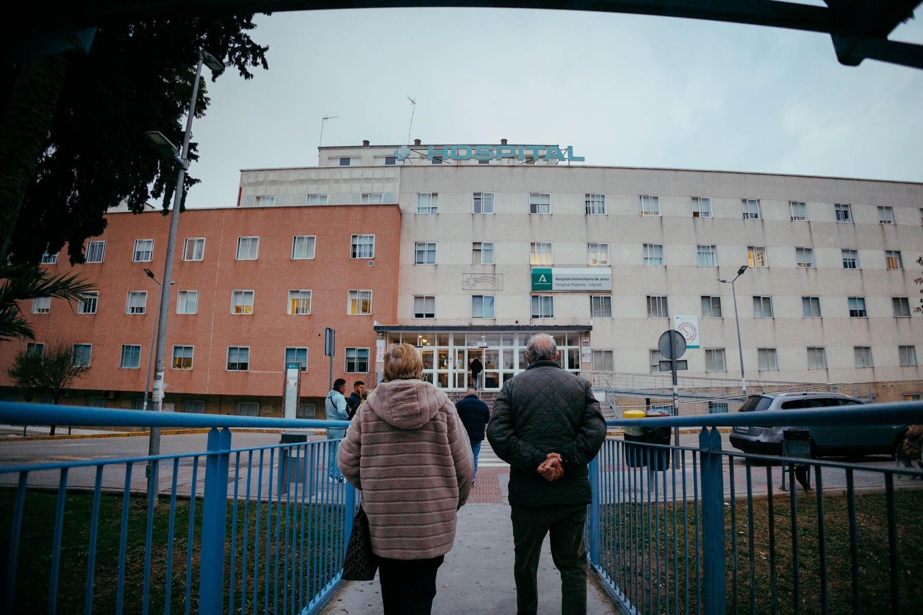 Pacientes llegan al Hospital de Jerez, en una imagen reciente.