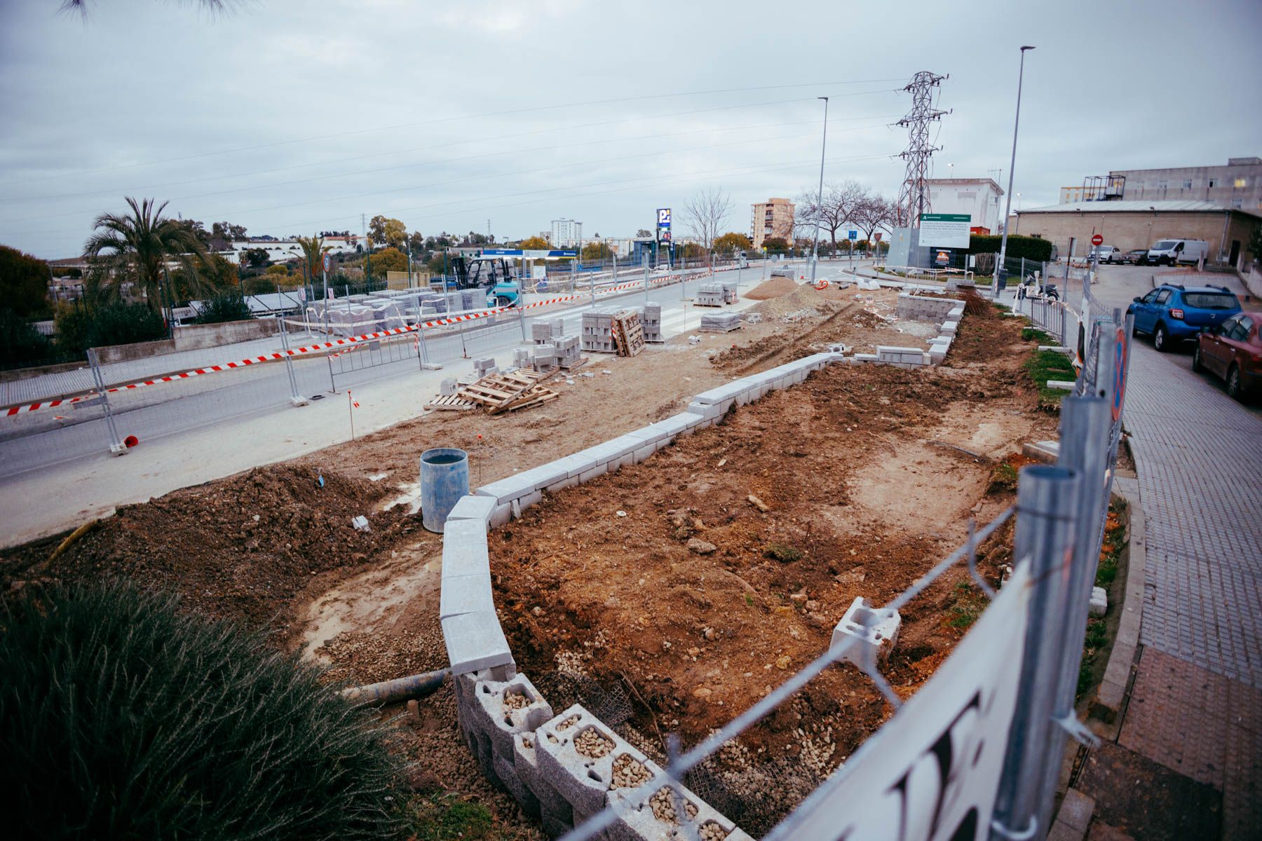 Las obras en la nueva parada de autobús del Hospital de Jerez.
