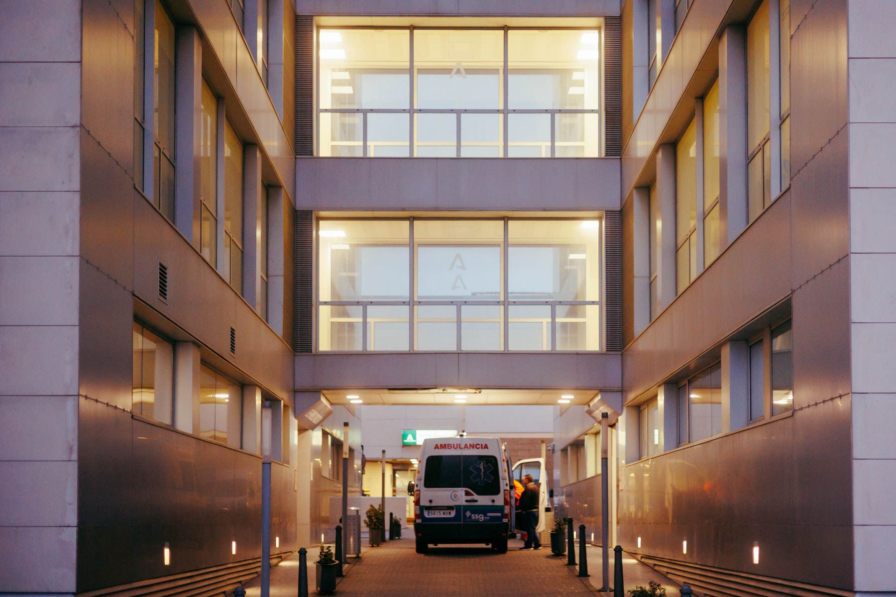 Una ambulancia, parada en el Hospital de Jerez, en una imagen reciente. Una ambulancia, parada en el Hospital de Jerez, en una imagen reciente.