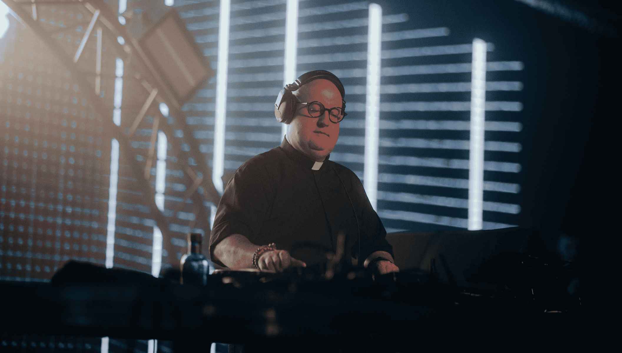 Una imagen en acción del padre Guilherme