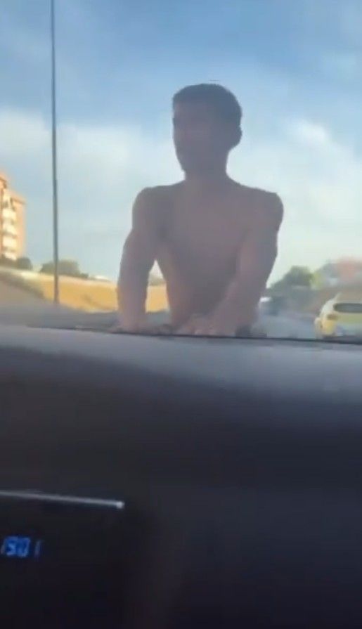 19.01 horas, según la posición del sol, no es de estos días.