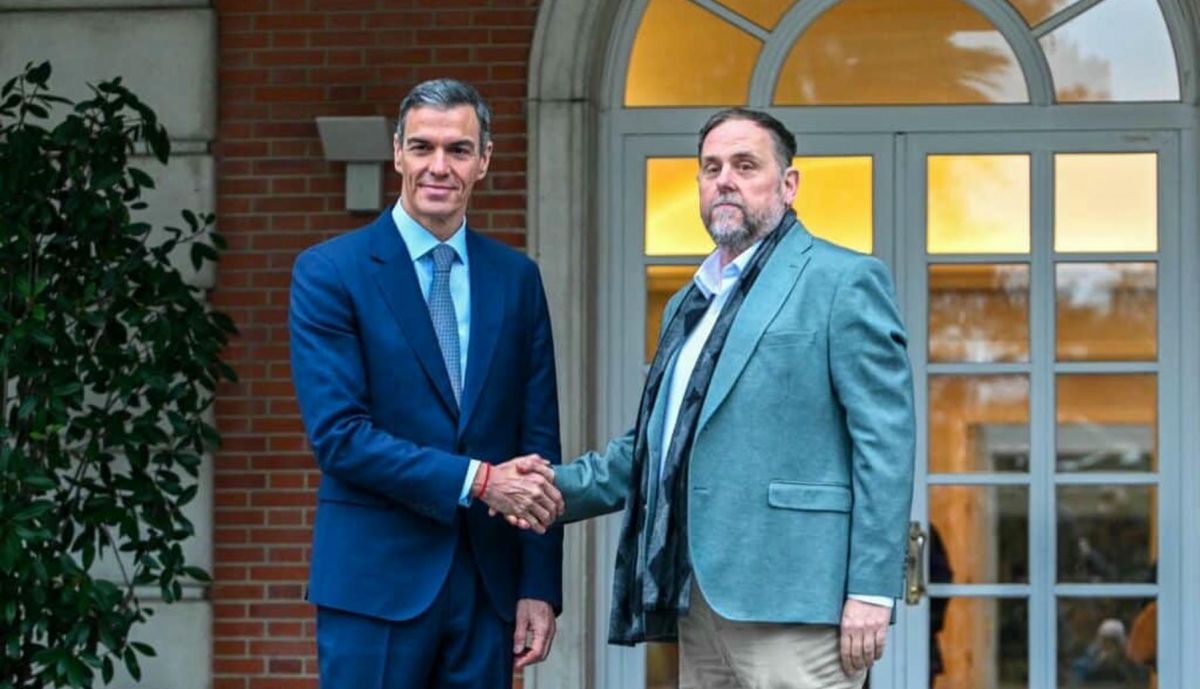 Pedro Sánchez y Oriol Junqueras, el día del acuerdo sobre financiación, a la puerta de la Moncloa.