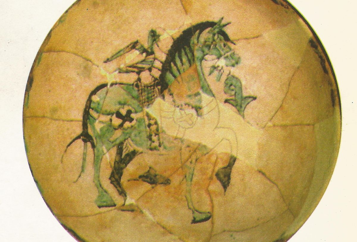 Plato de cerámica encontrado en las ruinas de Castilla (Medina Elvira), con el caballo y el azor, el símbolo legendario de la independencia del Condado de Castilla. Plato de cerámica encontrado en las ruinas de Castilla (Medina Elvira), con el caballo y el azor, el símbolo legendario de la independencia del Condado de Castilla.