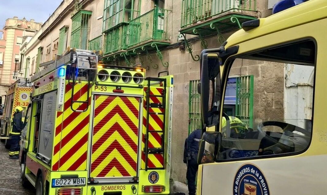 Los bomberos, actuando en la calle Bodegas de Jerez.
