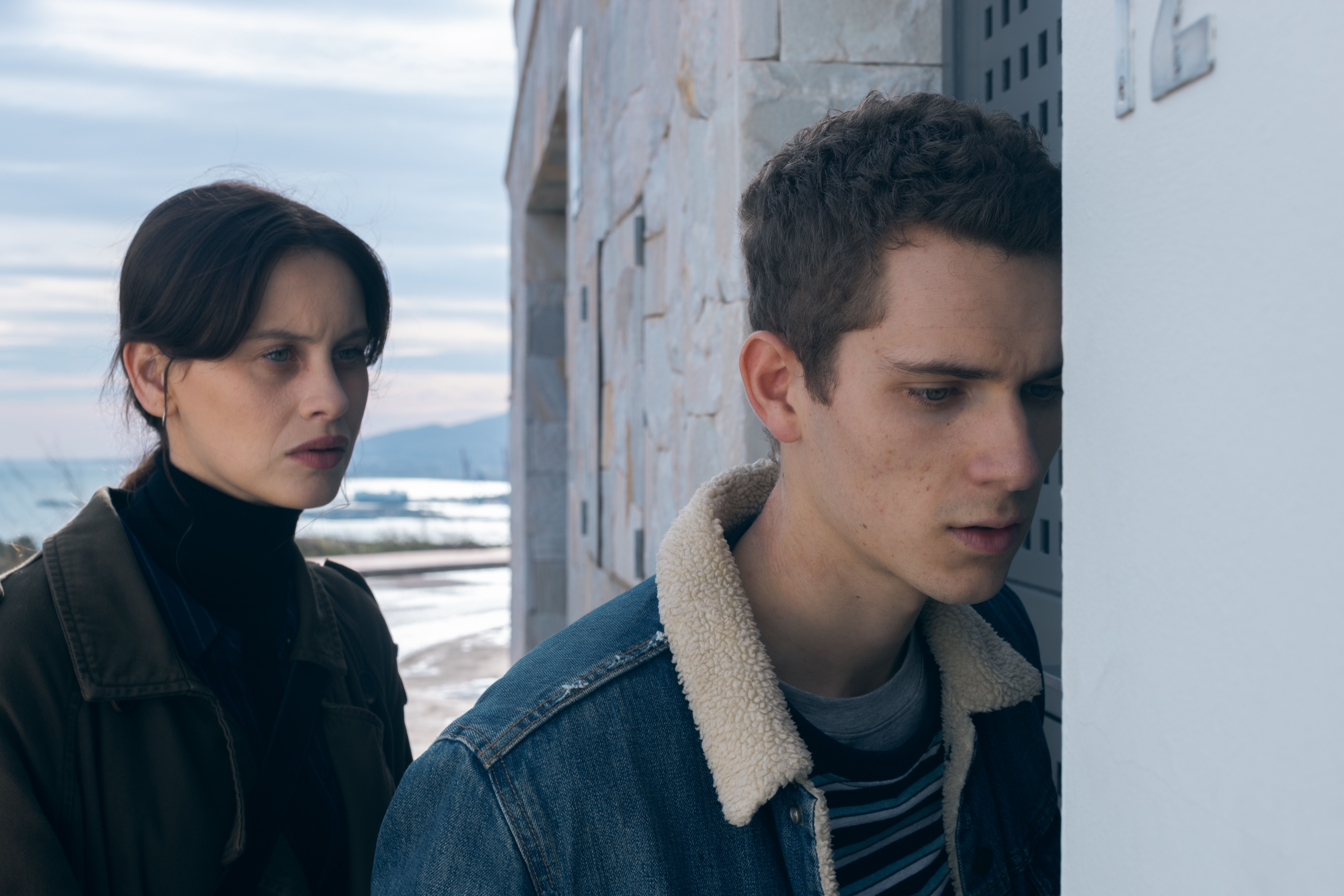 Hugo Welzel en 'La chica de nieve', junto a Milena Smith