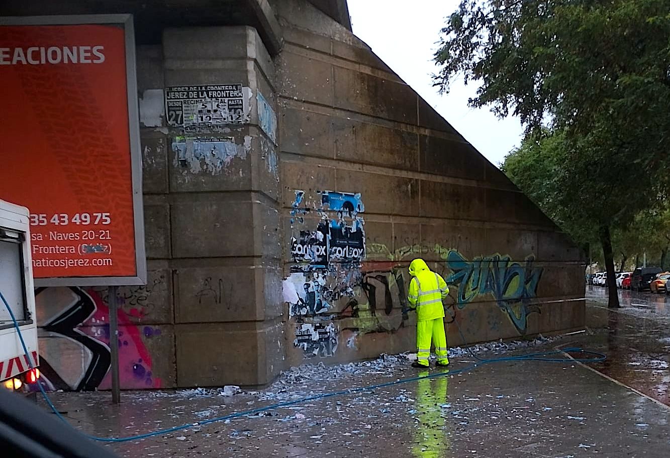 Labores de limpieza en el entorno del González Hontoria.