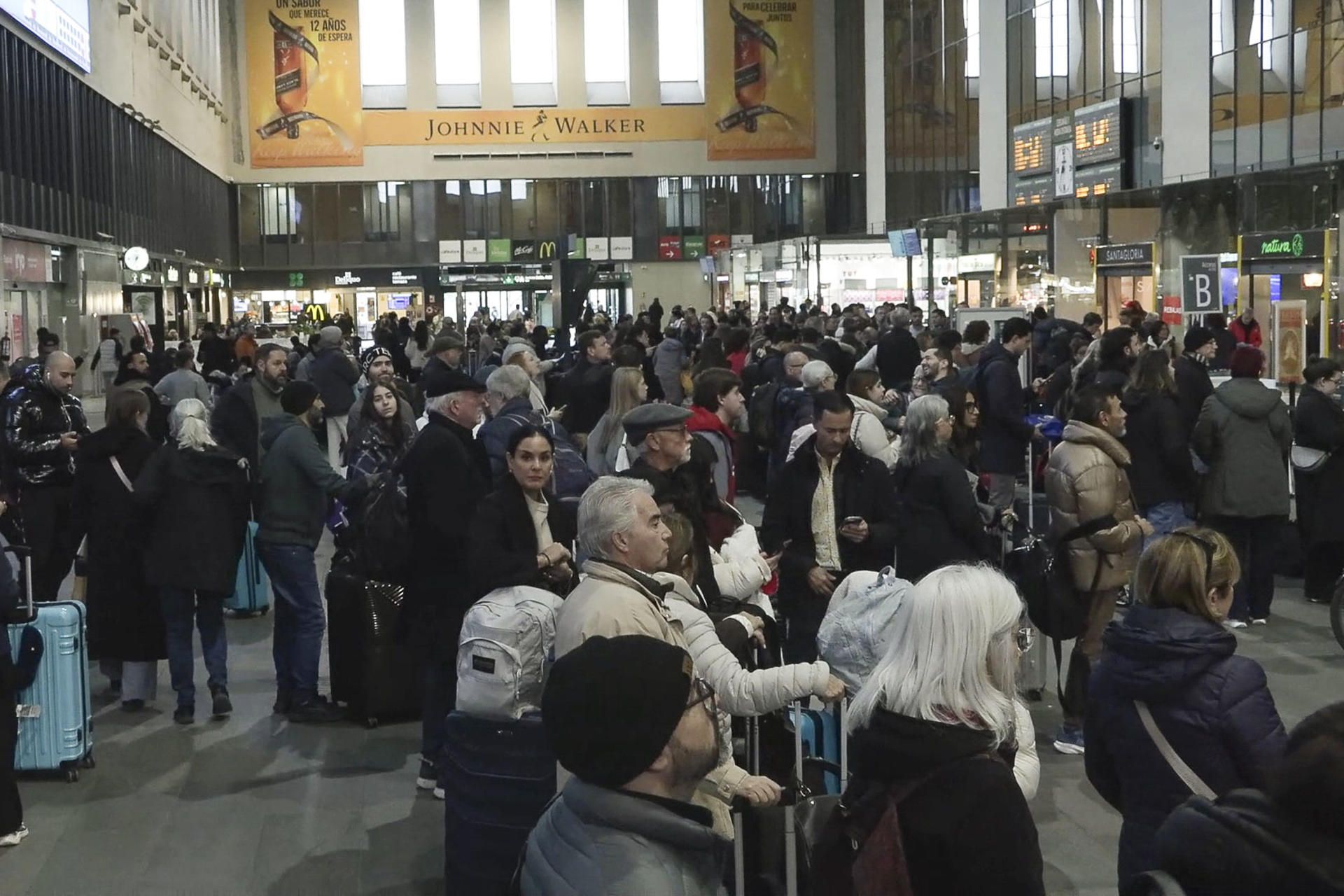 Pasajeros afectados por los retrasos en la estación de Santa Justa de Sevilla.