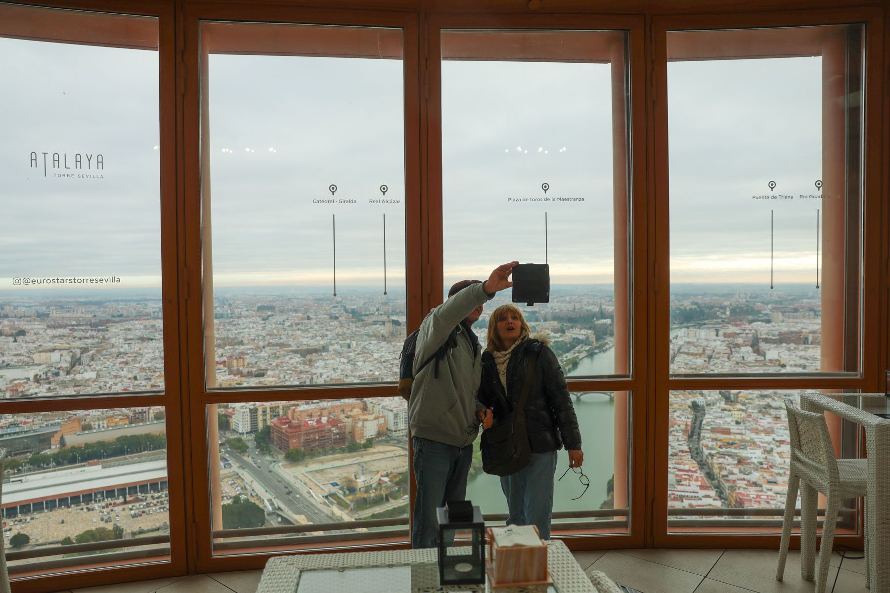 Una pareja se fotografía desde lo más alto de Torre Sevilla, ya en manos de una gestora de fondos de inversión. 