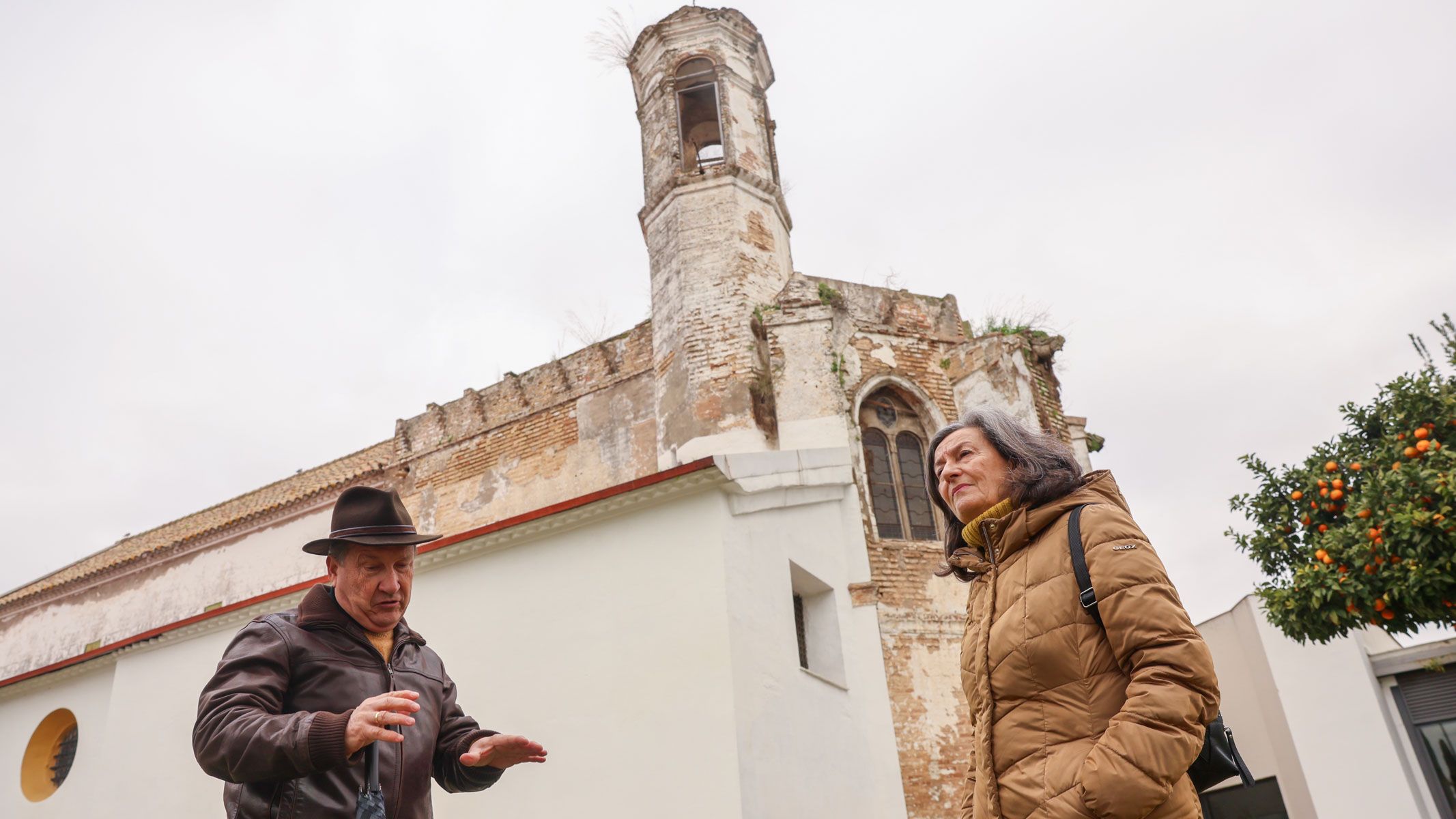 Miembros de la asociación para la difusión y protección del patrimonio histórico Ben Baso delante de la iglesia de San Lázaro.