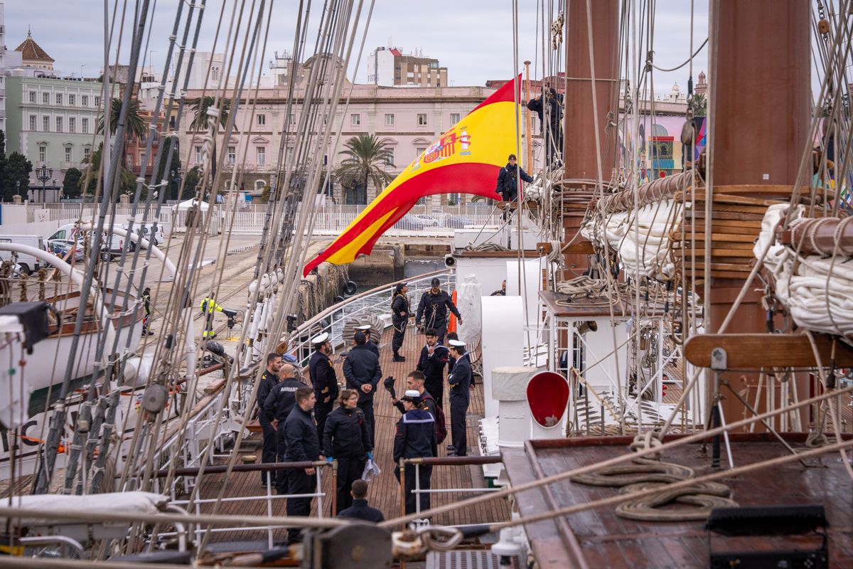 Preparativos del crucero de formación número 98, este jueves en el puerto de Cádiz.