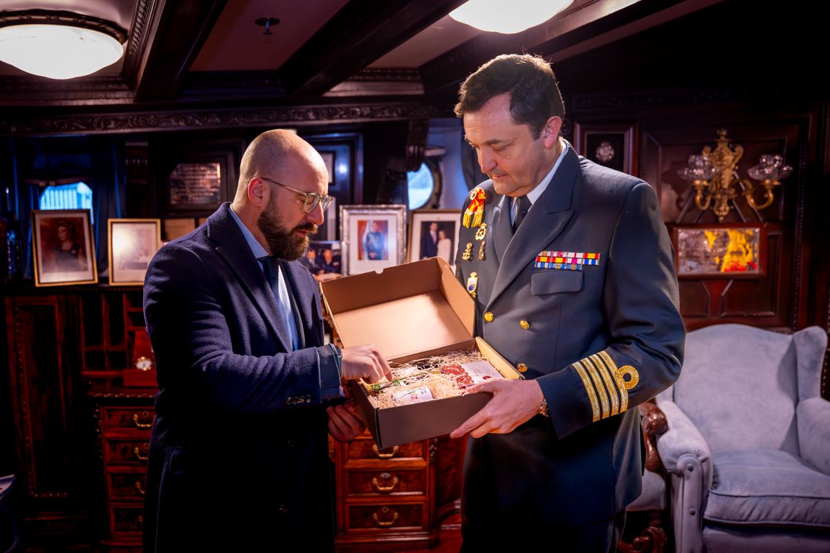 German Beardo entregándole al comandante de Elcano, José María de la Puente, de productos de la provincia de Cádiz