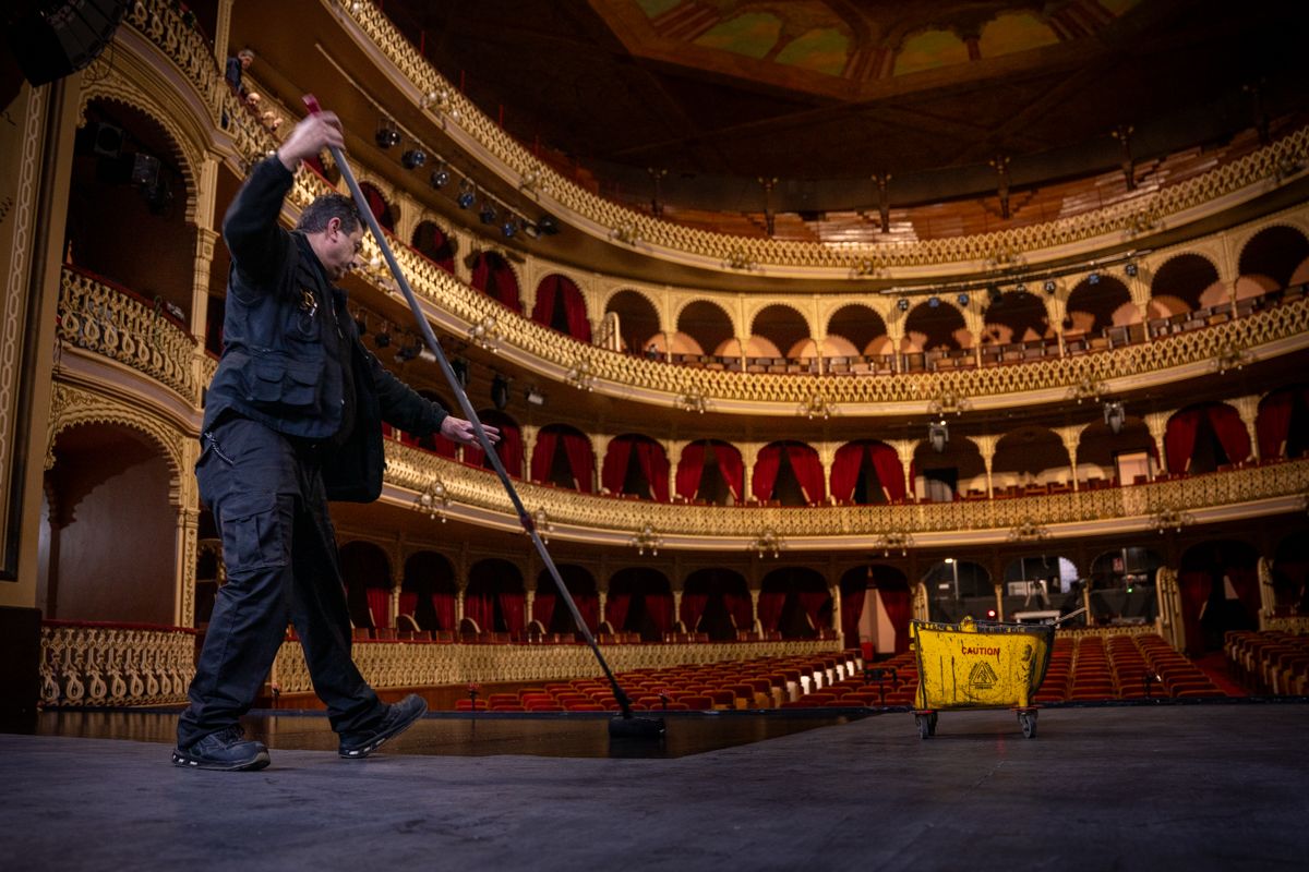 Últimos preparativos en el Gran Teatro Falla este viernes.