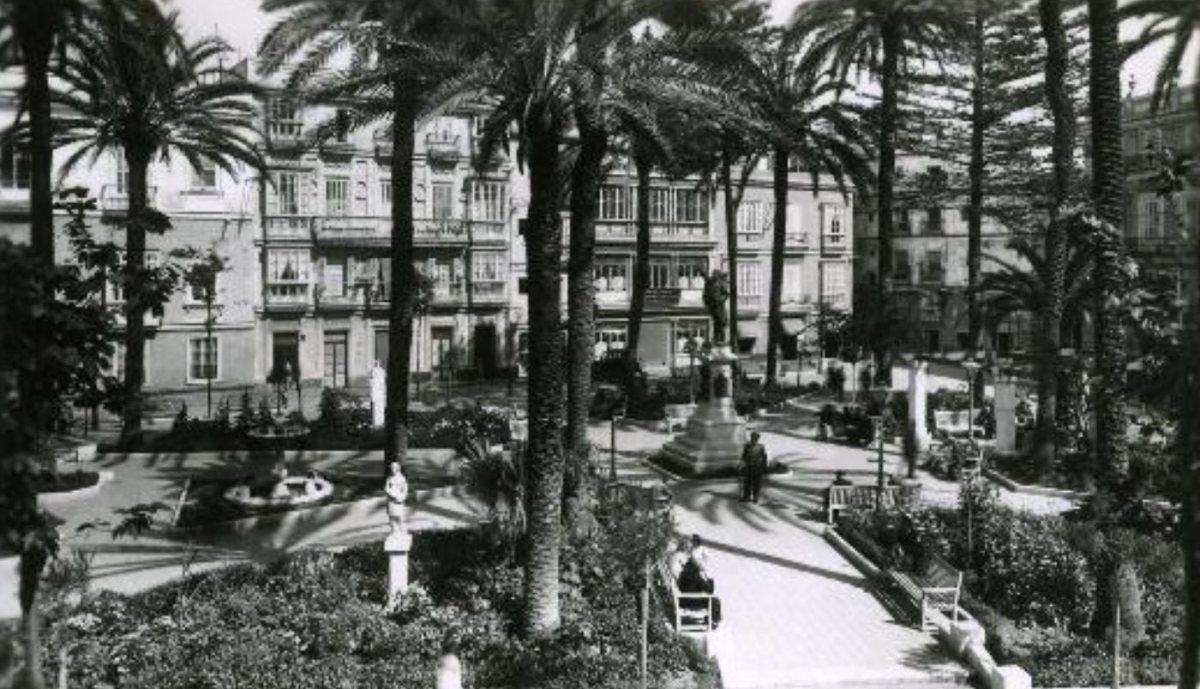 2 Vista general plaza de Candeñaria, años 50   Las alegorías de las cuatro estaciones, plaza de Candelaria