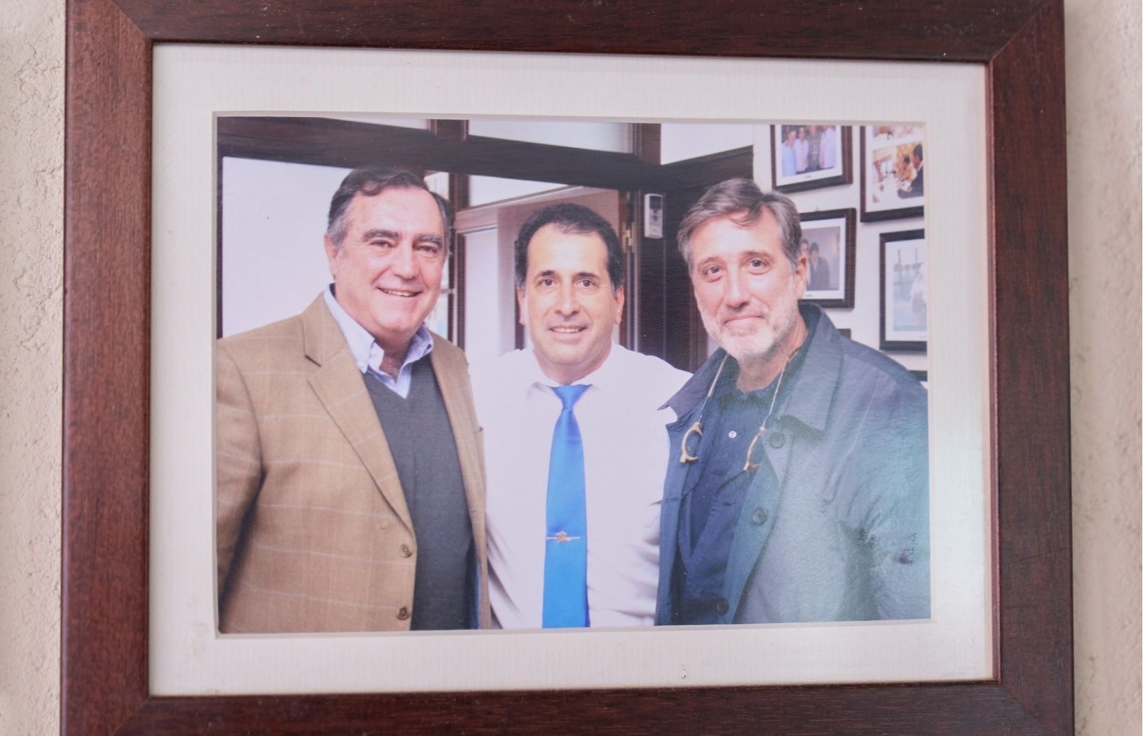 Pepe Ballesteros, en el centro de la imagen, junto a José Ramón Estévez y Emilio Aragón, en una imagen publicada por Venta Esteban.