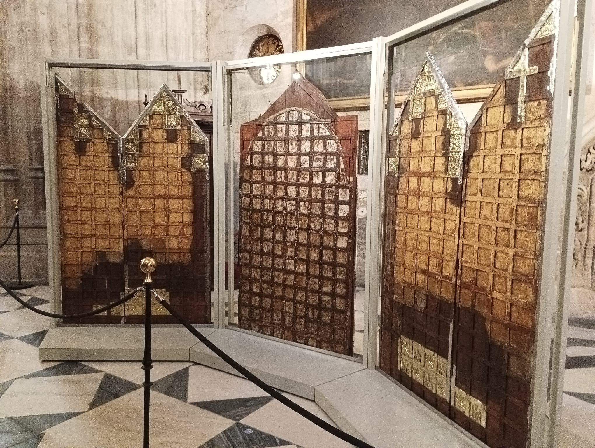 El tabernáculo medieval expuesto en trasaltar mayor. El tabernáculo medieval expuesto en trasaltar mayor.