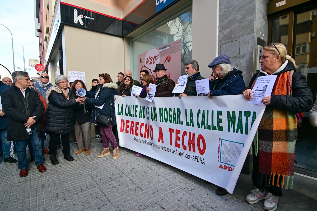 Concentración este viernes ante uno de los bancos en los que pernoctaba una víctima.