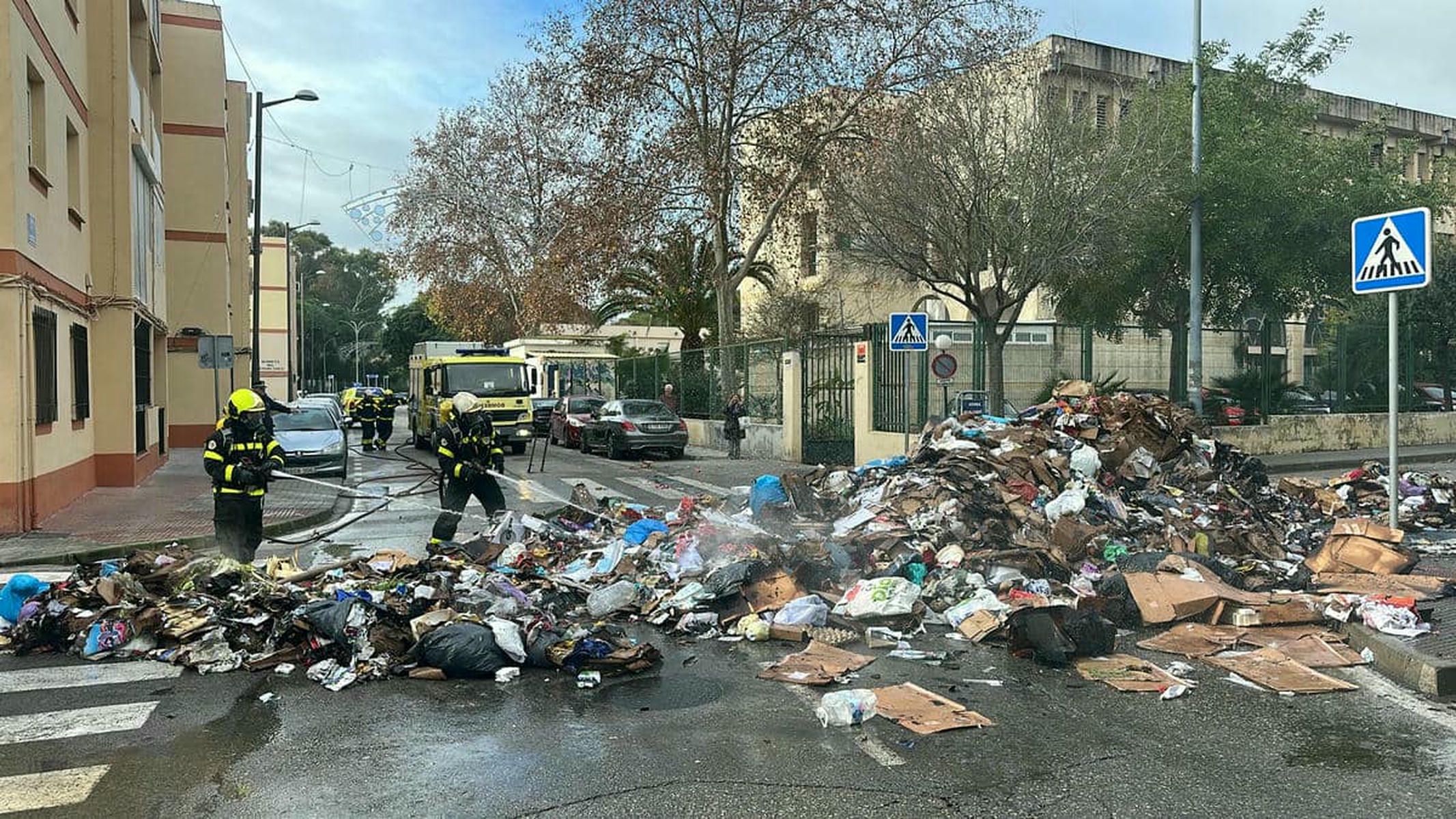 Intervención de urgencia en la vía pública, este viernes en El Puerto. 