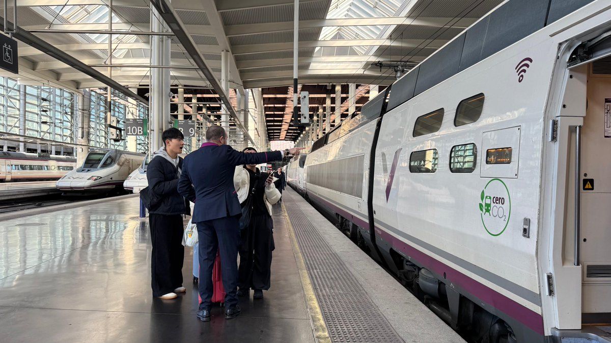 Un trabajador de Renfe, asistiendo a pasajeros.