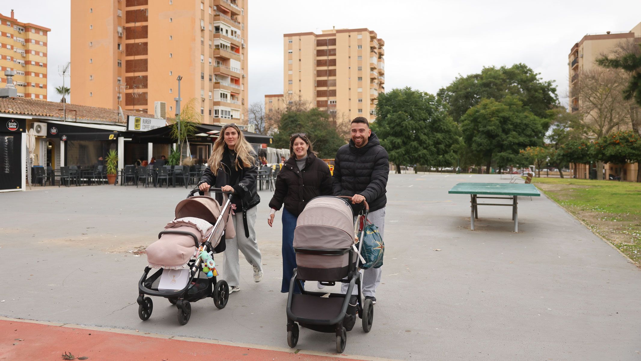 Vecinos de San Joaquín pasean por el barrio con sus carritos.