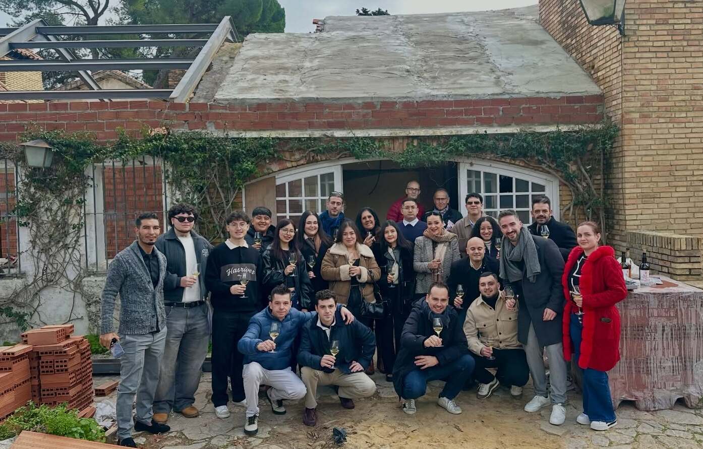 Israel Ramos, posando con su equipo ante el restaurante El Bosque.