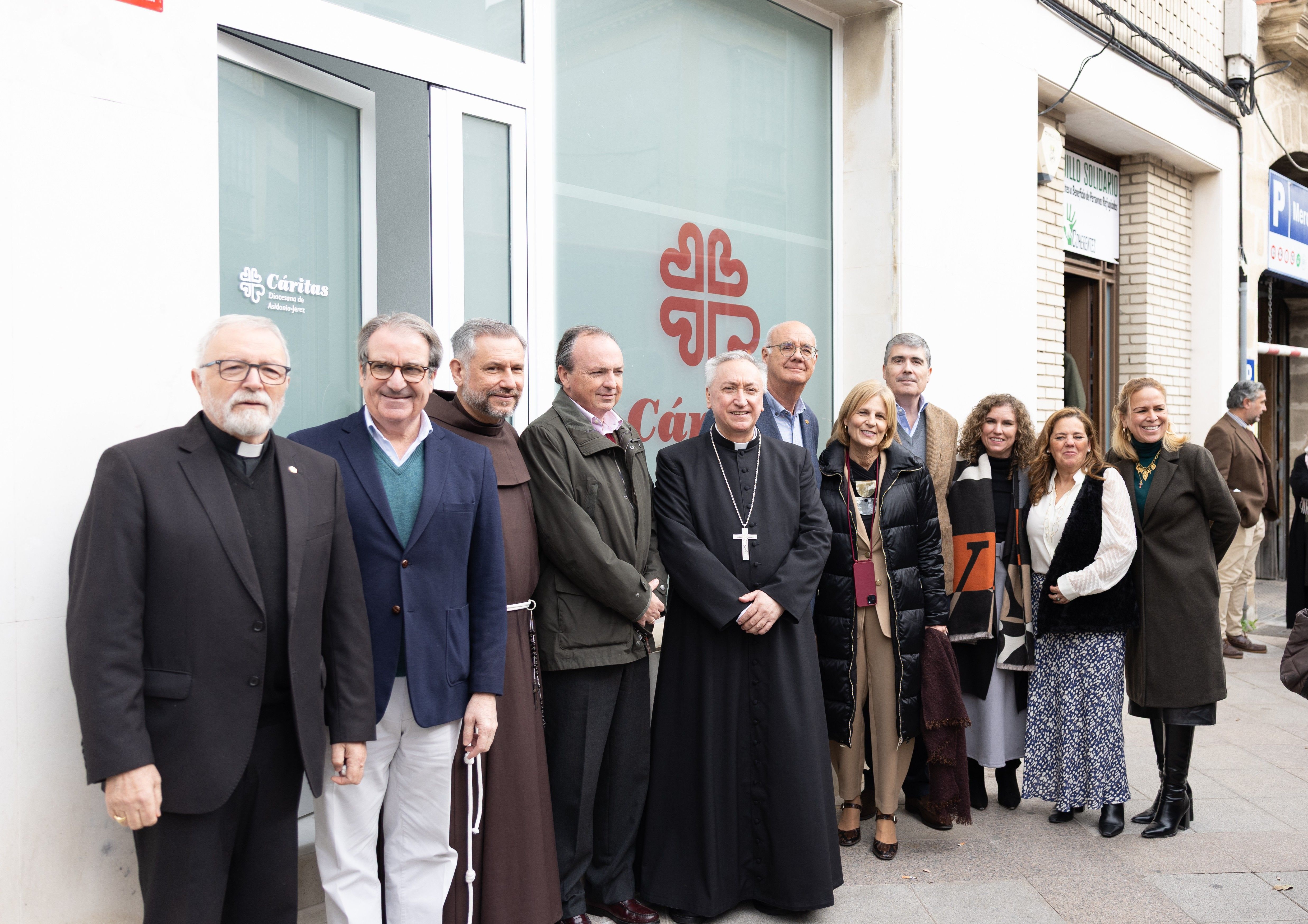 El obispo y la alcaldesa junto a responsables de Cáritas y delegados municipales en el acto de inauguración. El obispo y la alcaldesa junto a responsables de Cáritas y delegados municipales en el acto de inauguración.