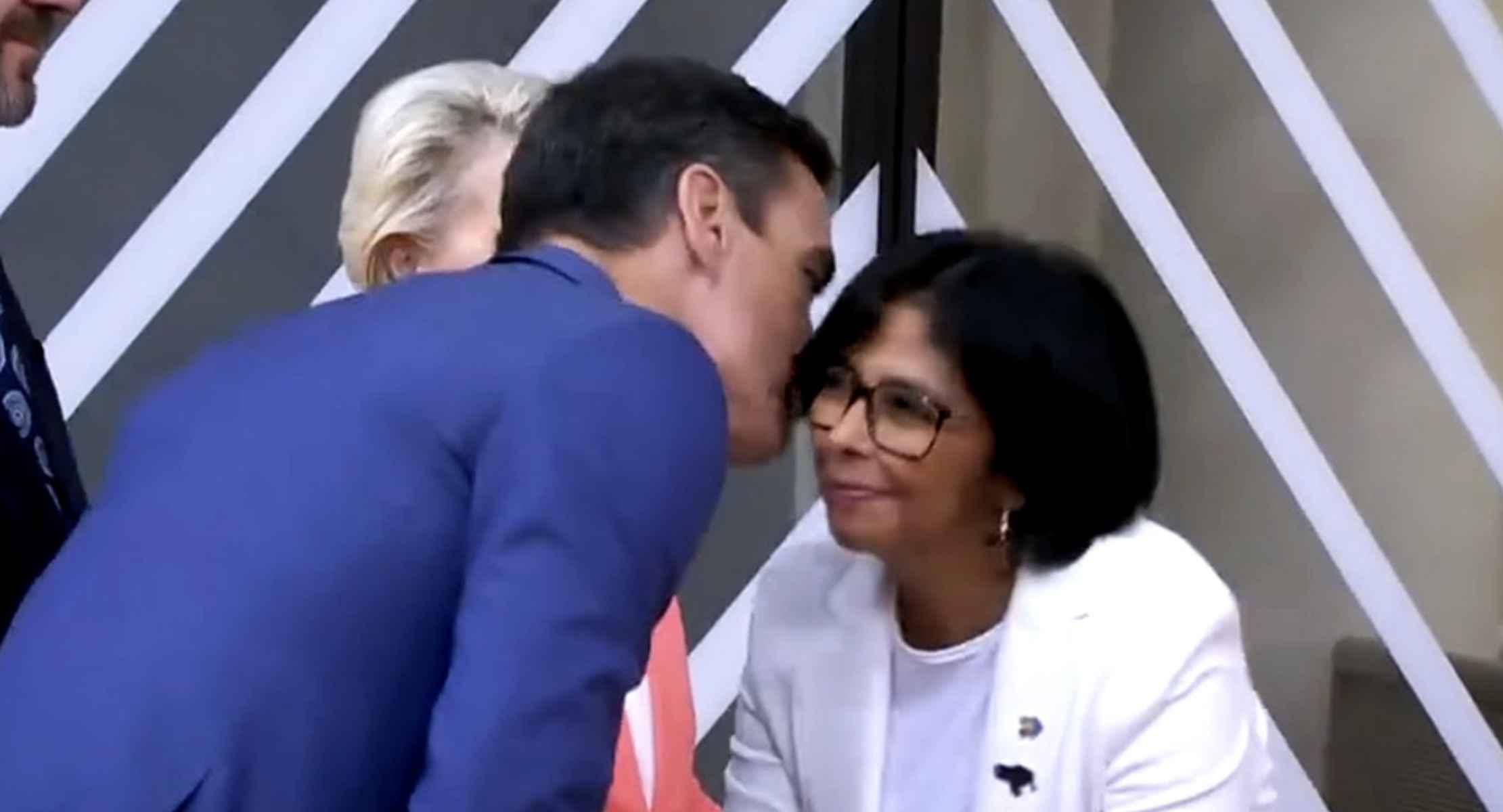 Pedro Sánchez saluda a Delcy Rodríguez en una iamgen de archivo. Pedro Sánchez saluda a Delcy Rodríguez en una iamgen de archivo.