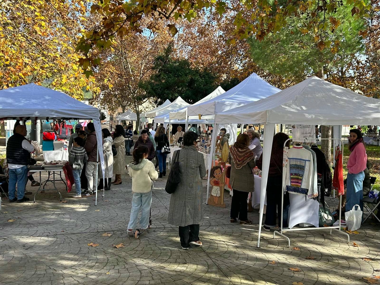 Vista reciente de una de las ocasiones en las que se ha celebrado en el Parque de los Scouts el Mercado de Artesanos de Sanlúcar.