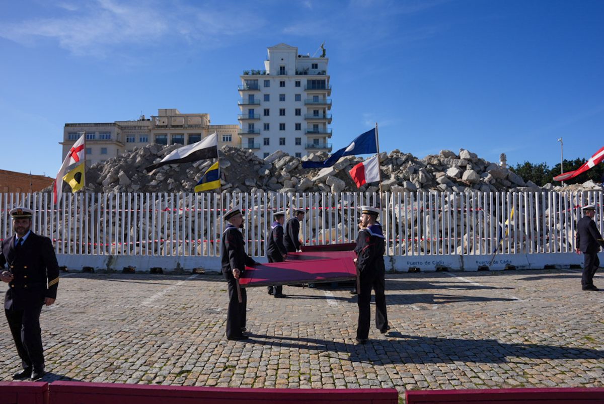 98 salida de Elcano desde el muelle de Cádiz