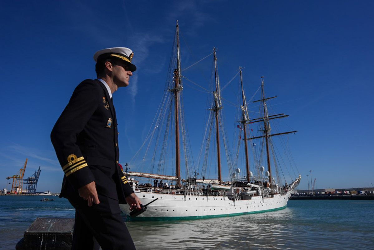 98 salida de Elcano desde el muelle de Cádiz 3