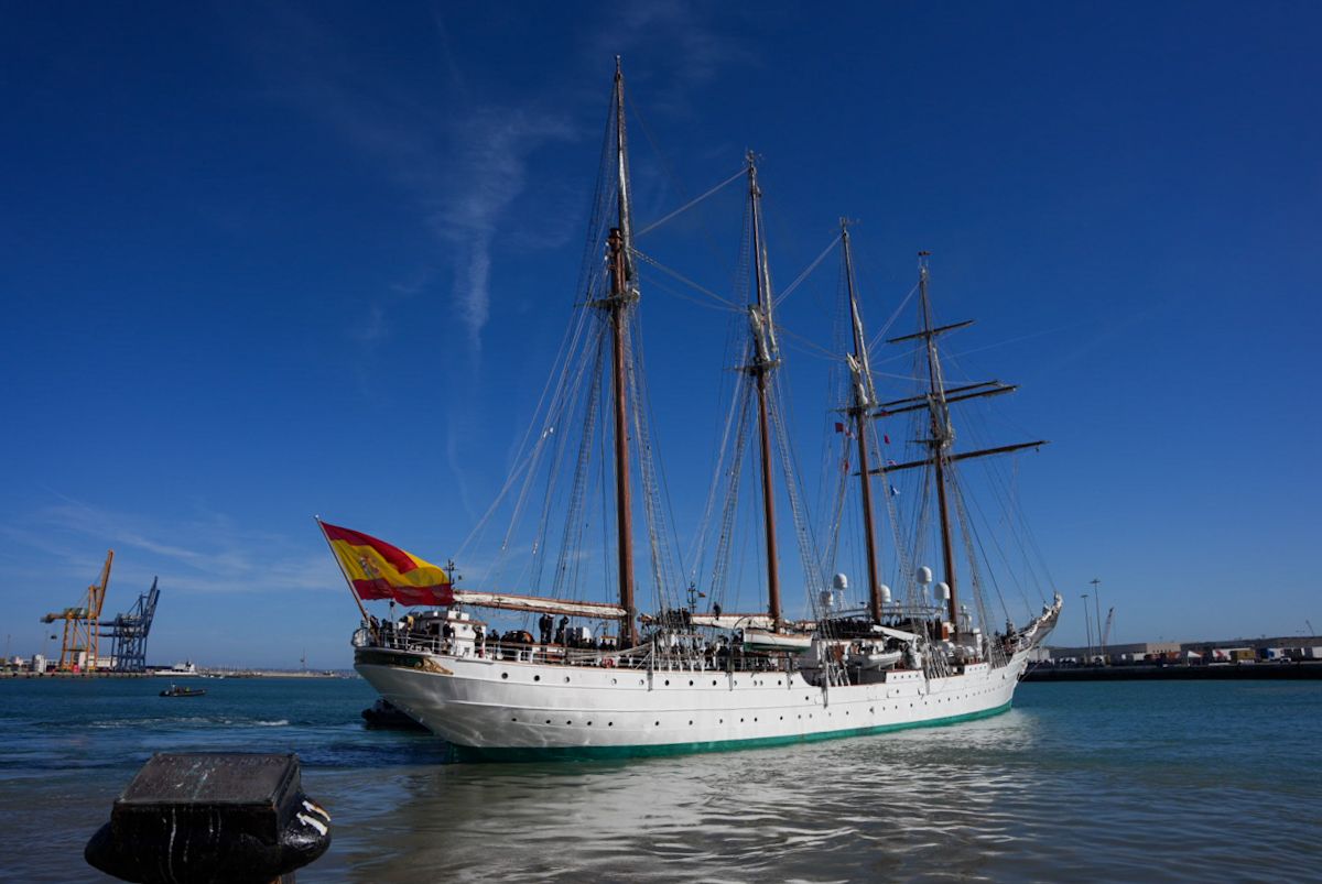 98 salida de Elcano desde el muelle de Cádiz 4