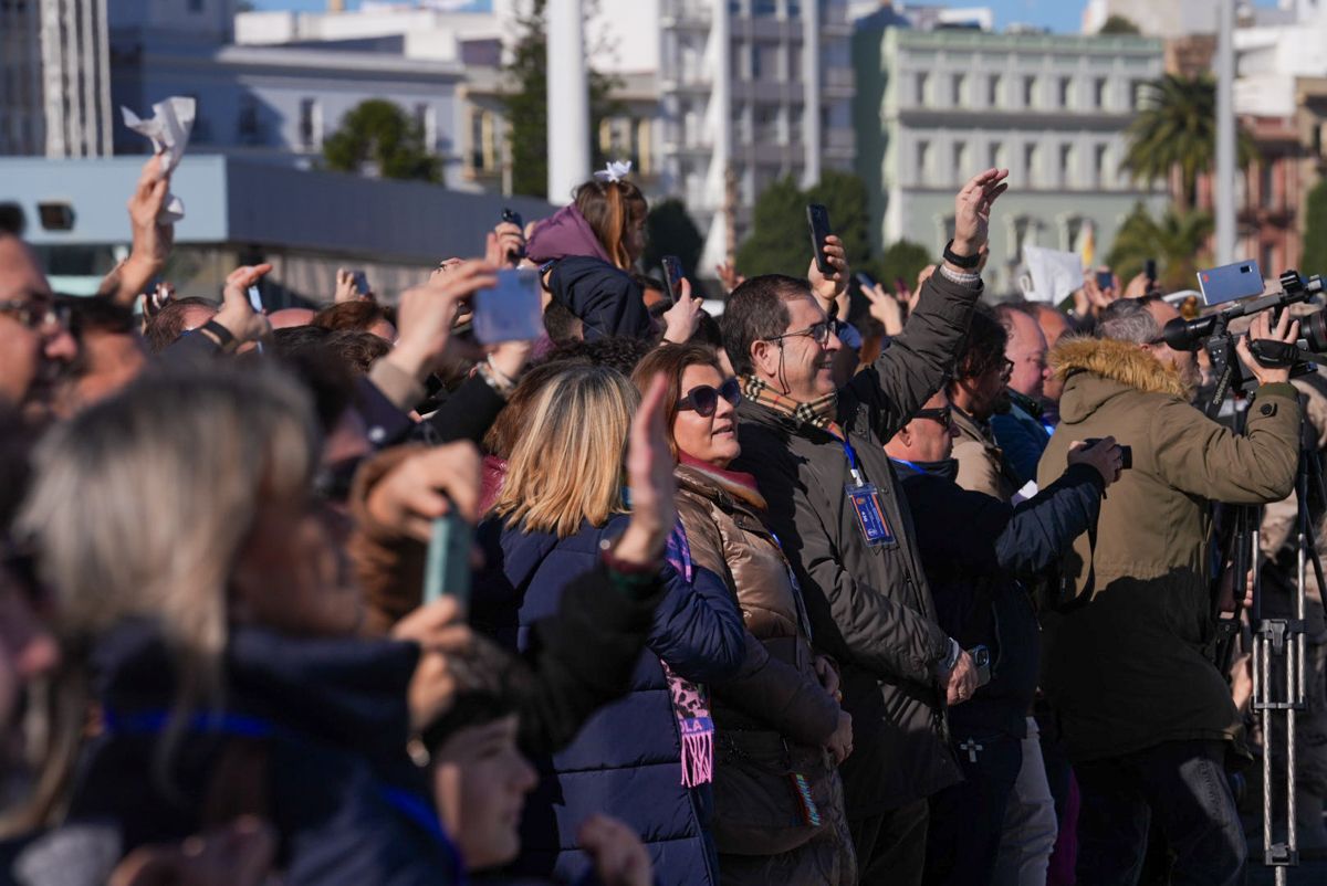 98 salida de Elcano desde el muelle de Cádiz 5