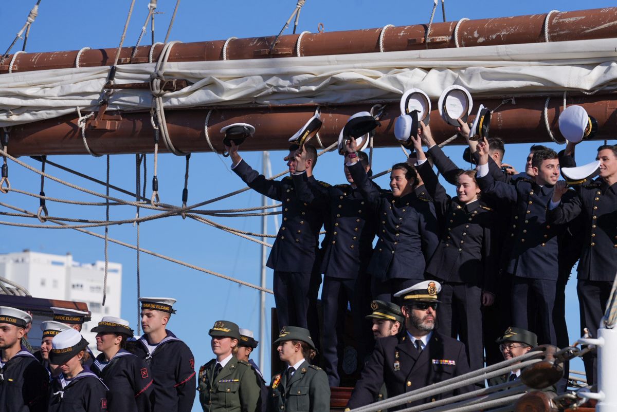98 salida de Elcano desde el muelle de Cádiz 6