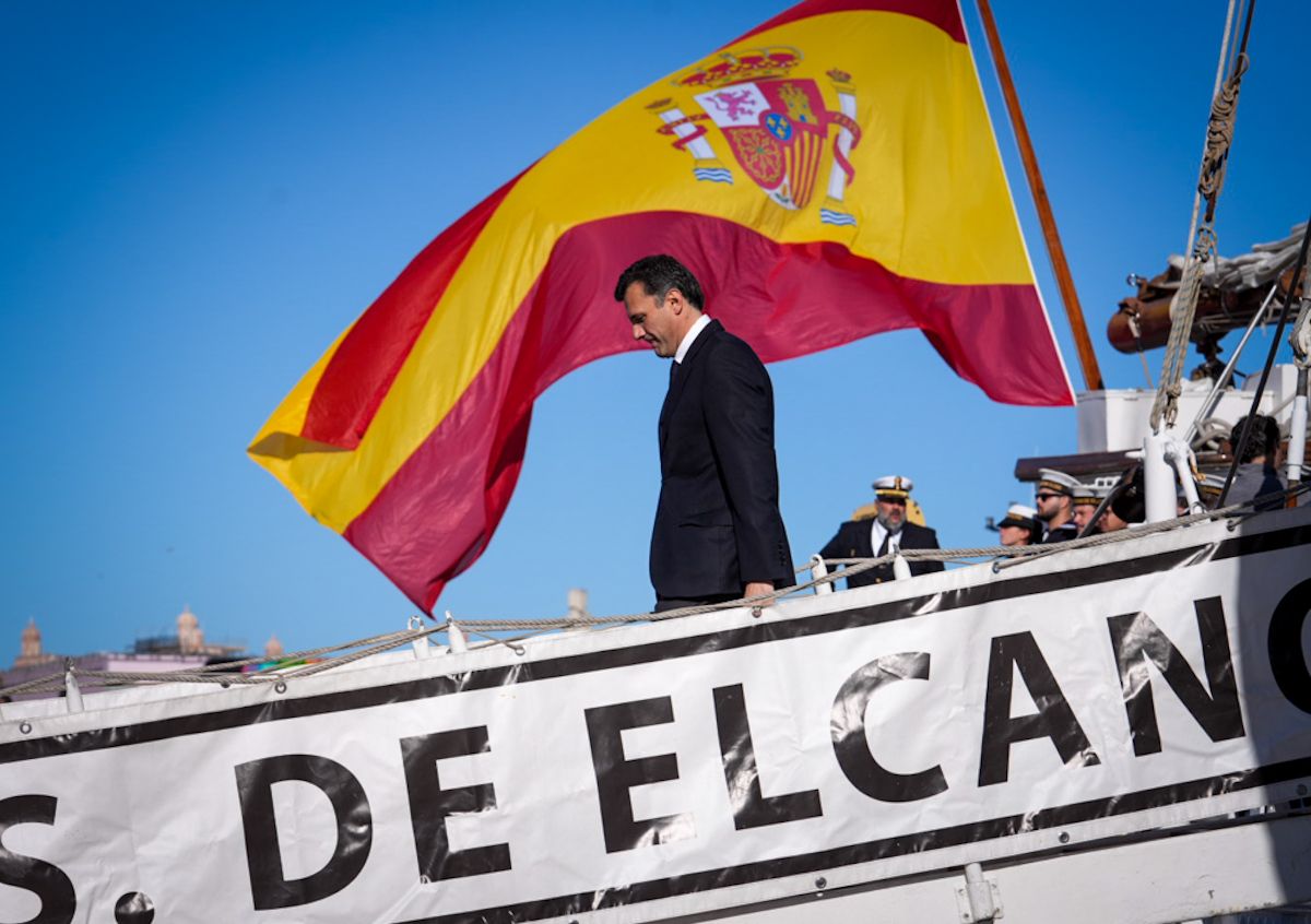 98 salida de Elcano desde el muelle de Cádiz 8