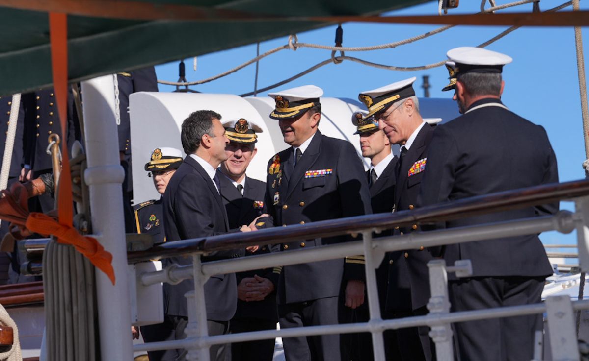 98 salida de Elcano desde el muelle de Cádiz 9