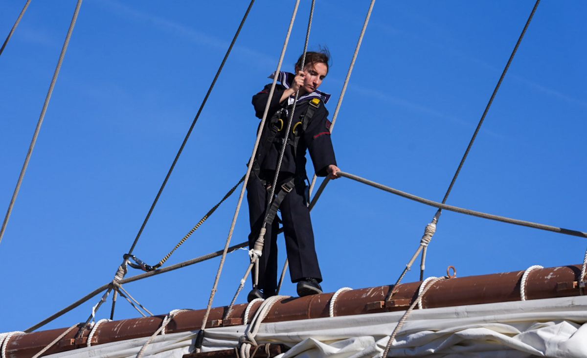 98 salida de Elcano desde el muelle de Cádiz 10